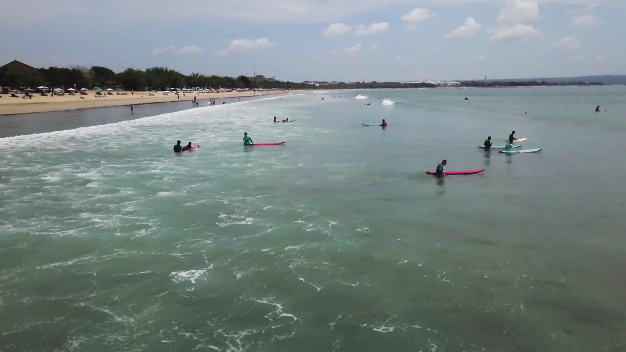 발리의 아름다운 해변에서 서퍼들