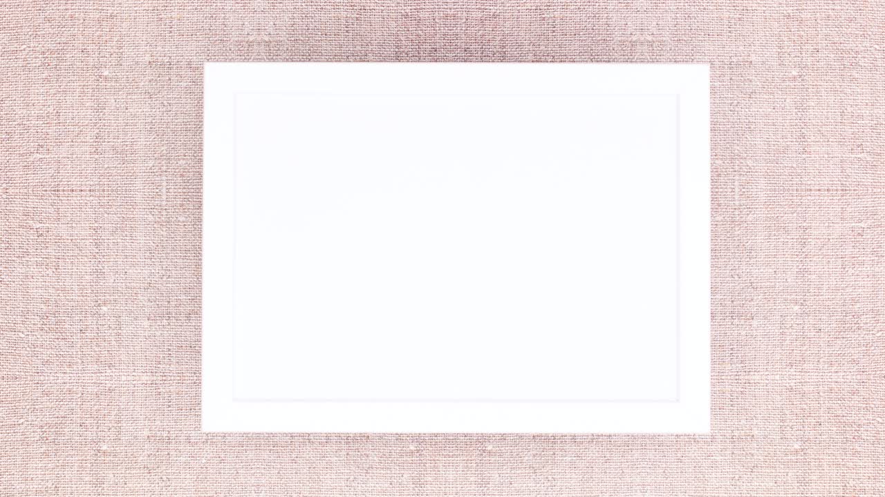 소나무 가지와 분홍색 크리스마스 장식품으로 크리스마스 텍스트를 프레임.