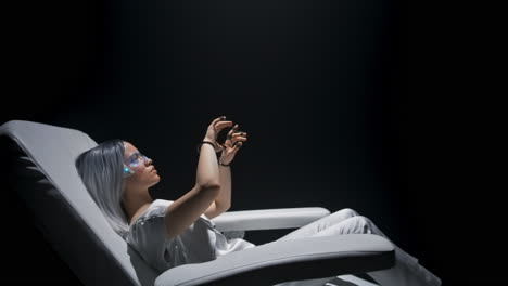 sensores táctiles mujer interfaz táctil jugador de realidad futura disfrutando del metaverso