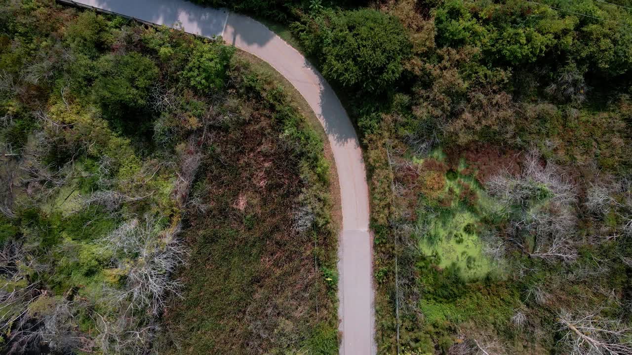 오래된 철도와 평행하게 달리는 머스키건 자전거 도로 추적