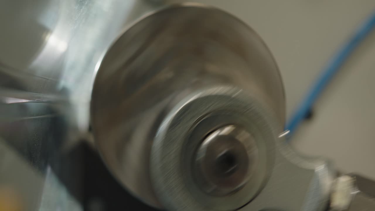 현대적인 알루미늄 뚜껑 생산 기계의 세부 사항이 닫힙니다.