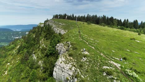 Luftbild-Zeigt-Enduro-Biker,-Die-Im-Sommer-Auf-Einem-Kleinen-Pfad-Die-Französischen-Berge-Hinunterfahren