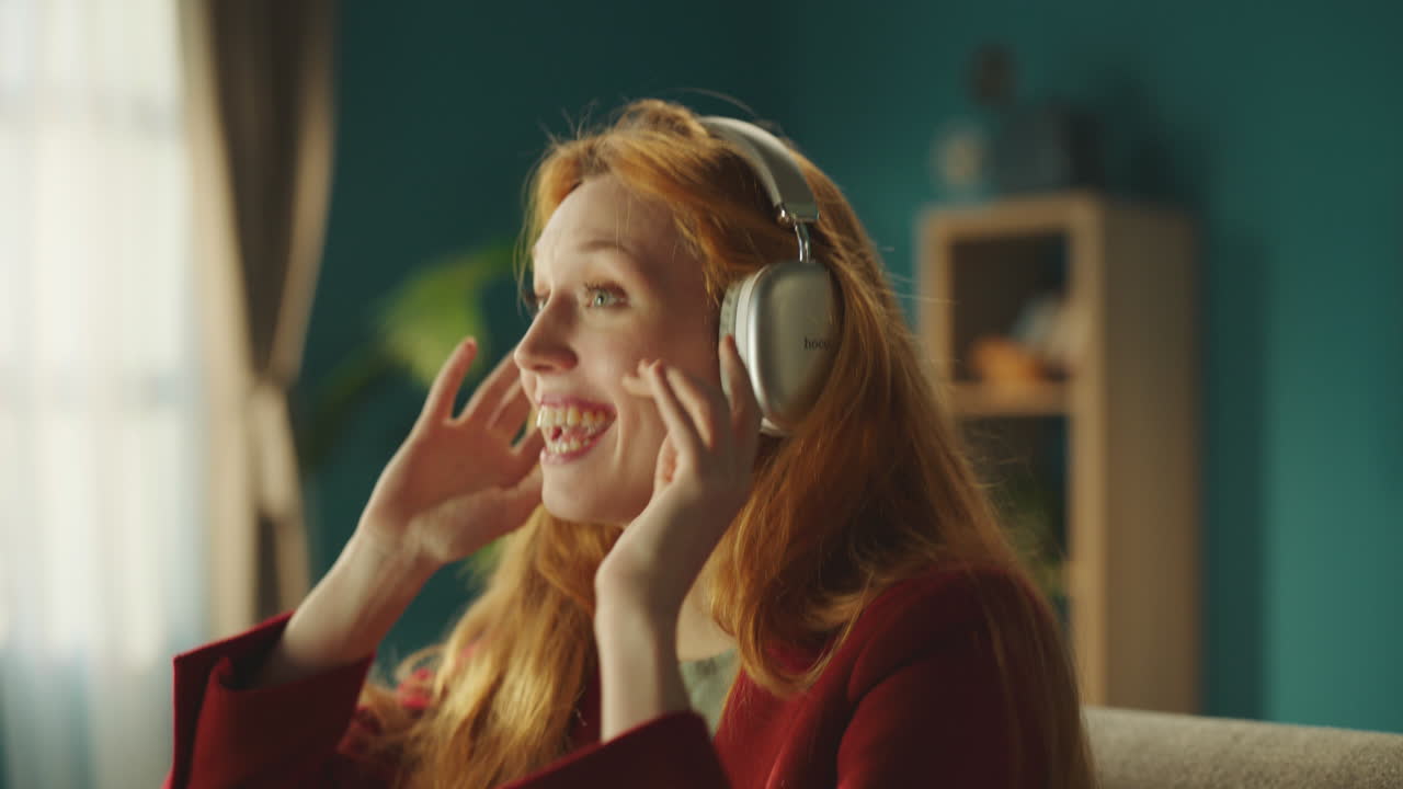 음악 을 듣는 동안 춤 을 추는 여자