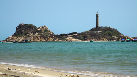 Der-Leuchtturm-Ke-Ga-Wurde-Auf-Einem-Vorgebirge-In-Der-Landschaft-Der-Insel-Khe-Ga-In-Binh-Thuan,-Vietnam,-Erbaut