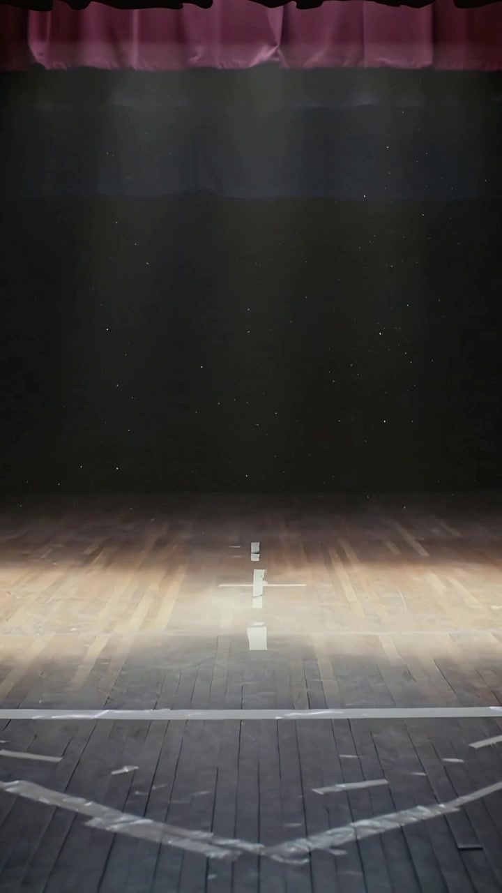 Video verticale: Segnale luminoso che proietta luci al centro del palco per lo spettacolo, rivelando mantovana e nastro.