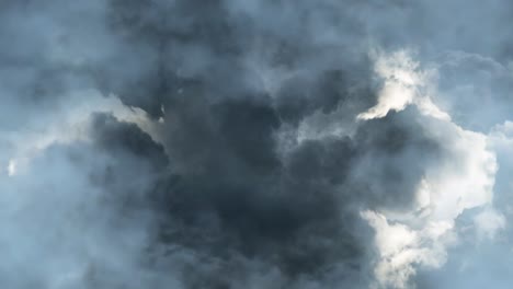 Sie-Näherte-Sich-Dem-Gewitter,-Das-In-Der-Dunklen-Kumuluswolke-Loderte