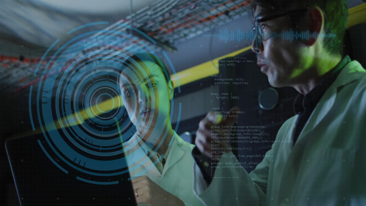 animación de datos sobre diversos ingenieros de ti masculinos y femeninos con computadora portátil por servidor de computadora