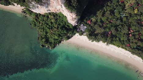 Luftbild-Von-Oben-Nach-Unten-Auf-Beeindruckende-Kalksteinfelsen-über-Einem-Wunderschönen-Weißen-Sandstrand