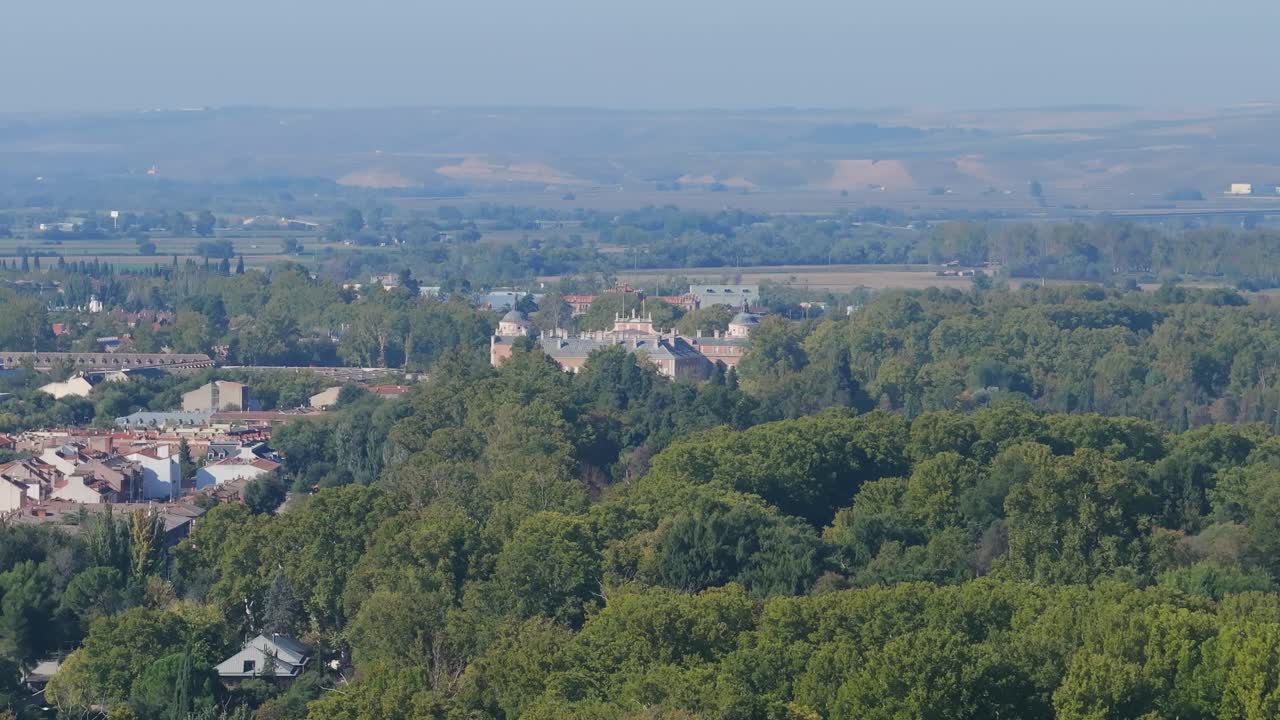 Filmed in 167mm with an upside-down drone flying in a wooded area of ​​centuries-old gardens, we see the royal palace appear with its domes and houses on one side, it is a green sea of ​​treetops.
