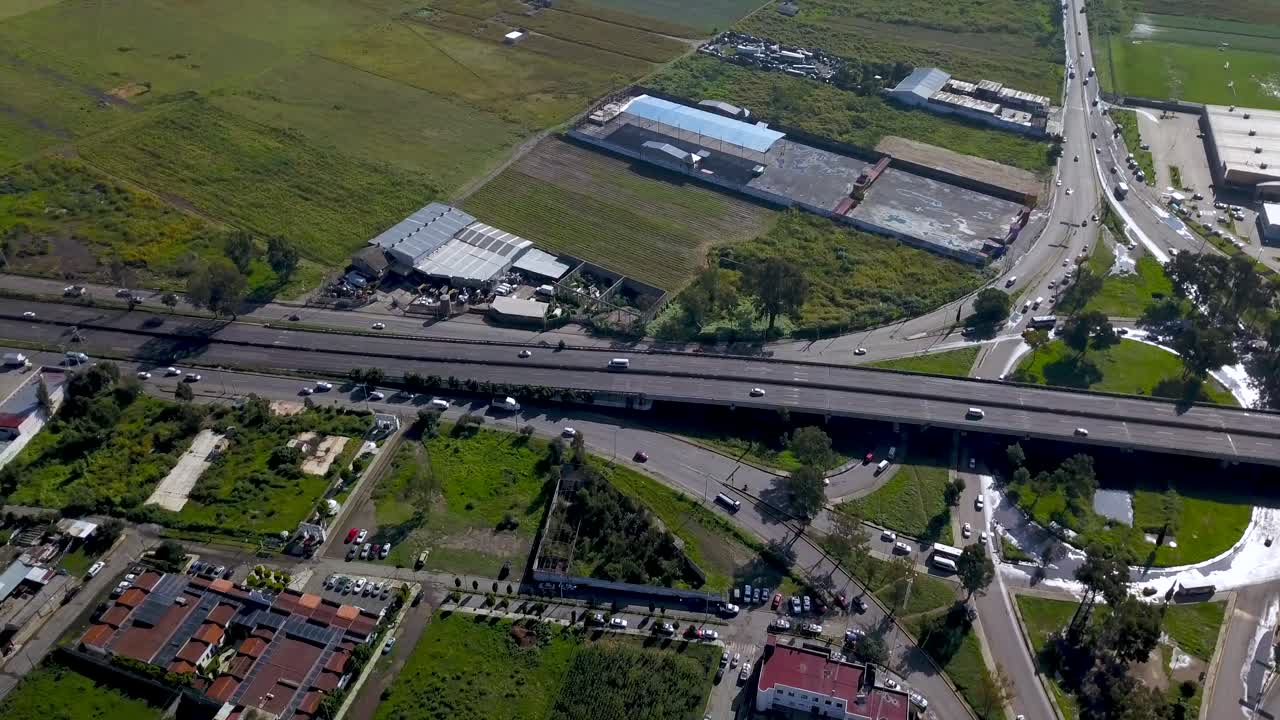 vista superior de drones de un intercambio de hojas de trébol en una pequeña carretera en la encantadora ciudad de chalco méxico