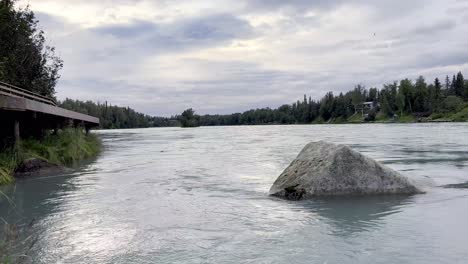 Río-Kenai-De-ángulo-Bajo-En-Soldotna-Alaska