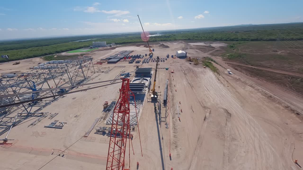 grúa de construcción en el proyecto de la central eléctrica de manzanillo en monte cristi, república dominicana