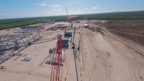 Grúa-De-Construcción-En-El-Proyecto-De-La-Central-Eléctrica-De-Manzanillo-En-Monte-Cristi,-República-Dominicana.