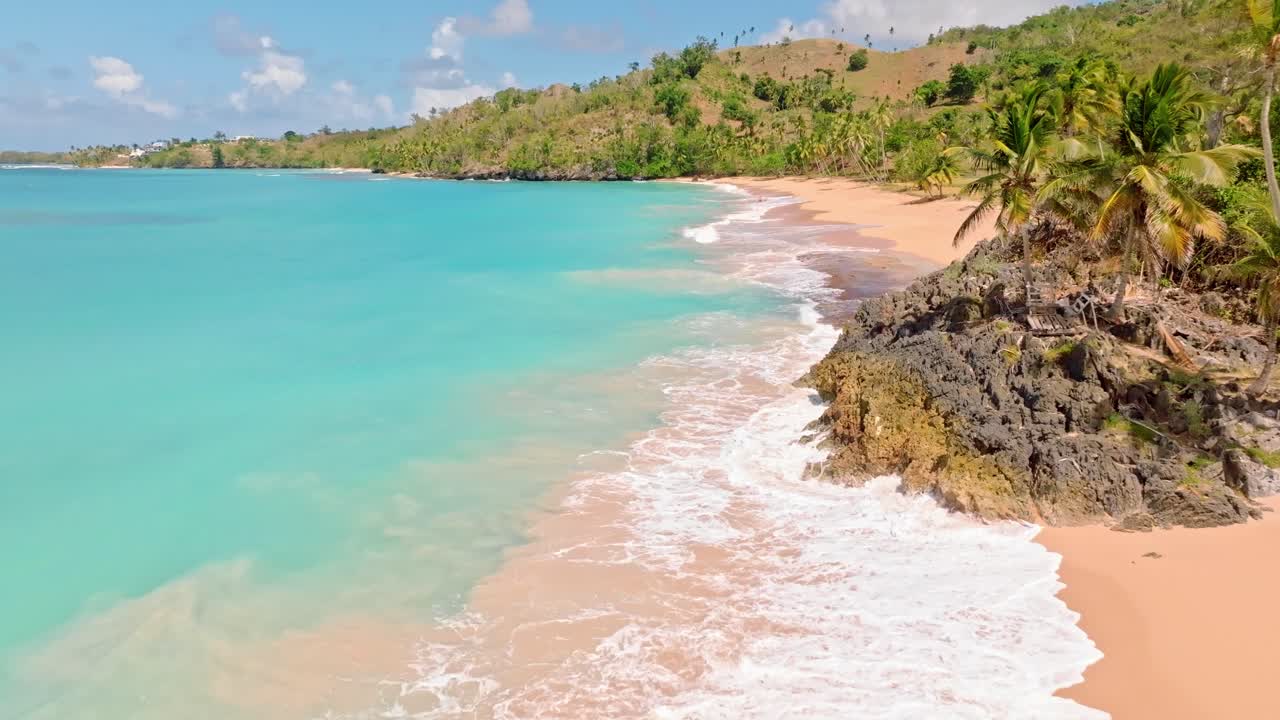 contraste de cor na praia de playa colorada, las galeras na península de samana, república dominicana