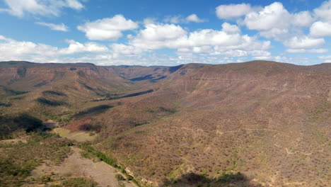 sobrevuelo aéreo de drones paisaje rural australiano sereno con montañas y cielo azul, 4k