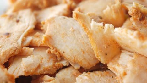 primer plano de pollo a la parrilla en rodajas