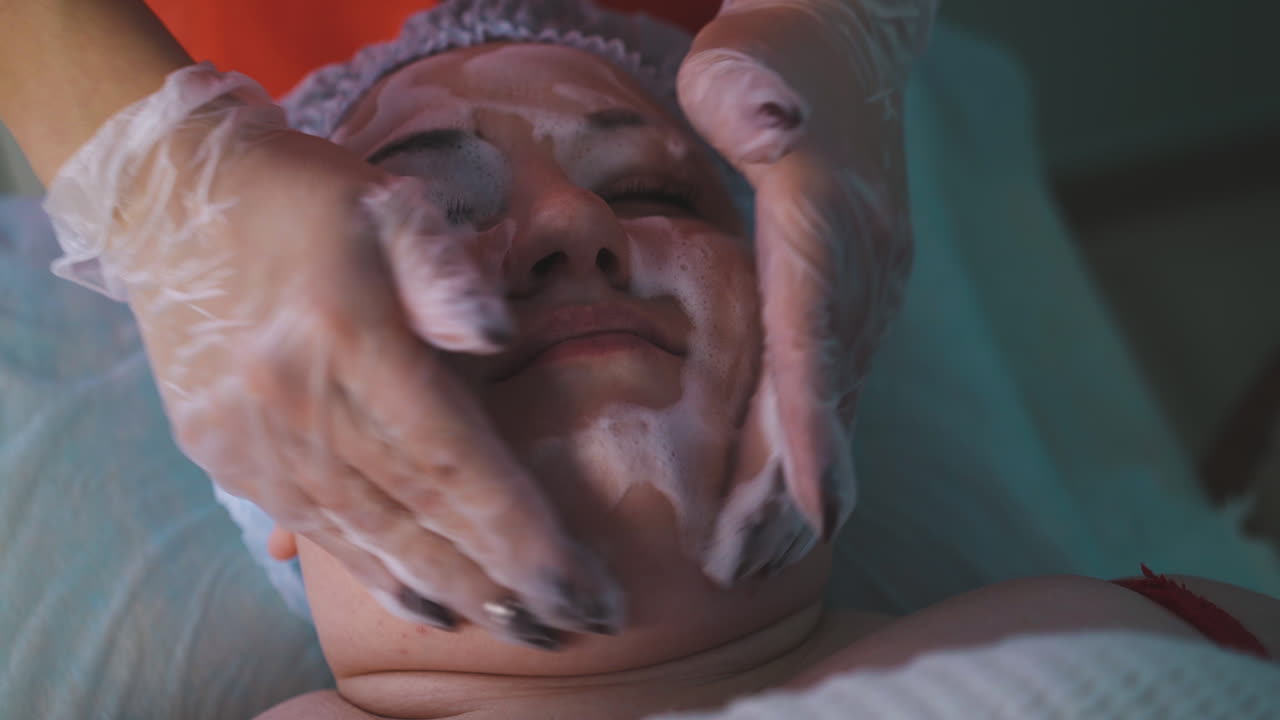 eine junge frau mit übergewicht unterzieht sich einer gesichtsreinigung