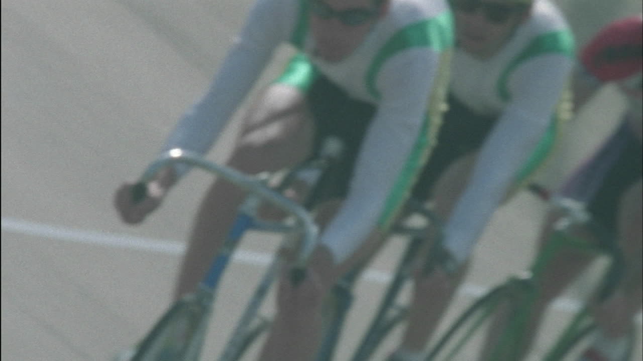 한 무리의 남자들이 자전거를 탄다