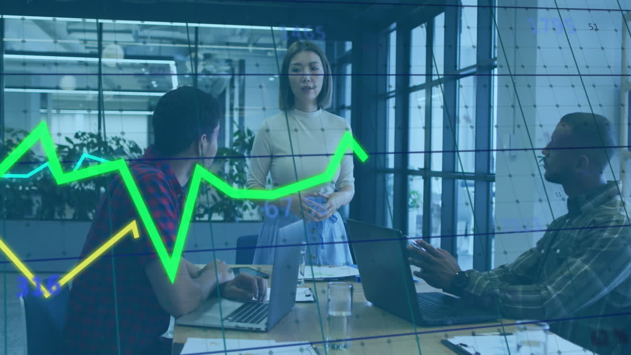 animación de múltiples gráficos, números cambiantes, mujeres diversas compartiendo ideas con compañeros de trabajo