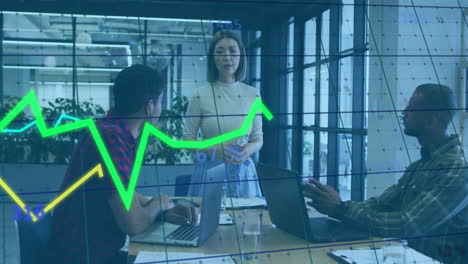 animación de múltiples gráficos, números cambiantes, mujeres diversas compartiendo ideas con compañeros de trabajo
