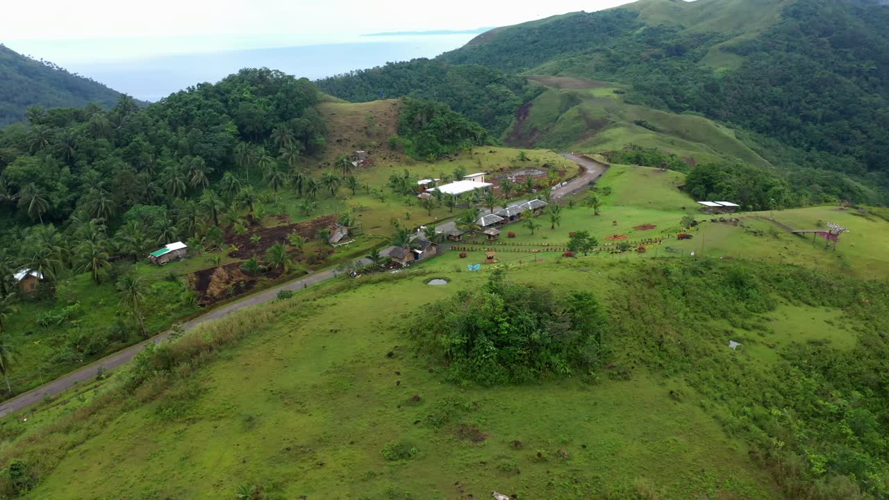 montaña con vegetación con casas tradicionales en la costa del sur de leyte en filipinas