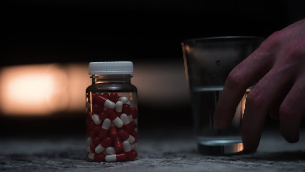 밤에 침실에 있는 남자