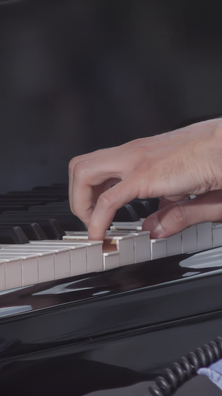 persona tocando el piano