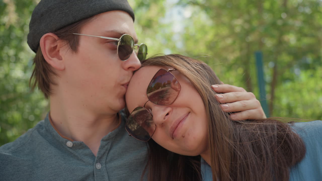 야외에서 다정하게 포옹하는 친밀한 커플이 자연 속에서 서로 아끼는 애정을 표현하고 있어요. 낭만적인 커플이 햇볕이 내리쬐는 야외 환경에서 보호하고 사랑하는 행동을 보여주고 있습니다.