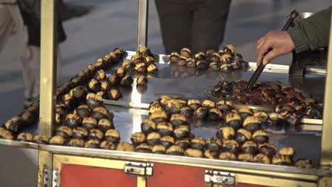 Beliebtes-Streetfood-In-Istanbul:-Gerösteter-Mais-Und-Kastanien-Im-Einkaufswagen