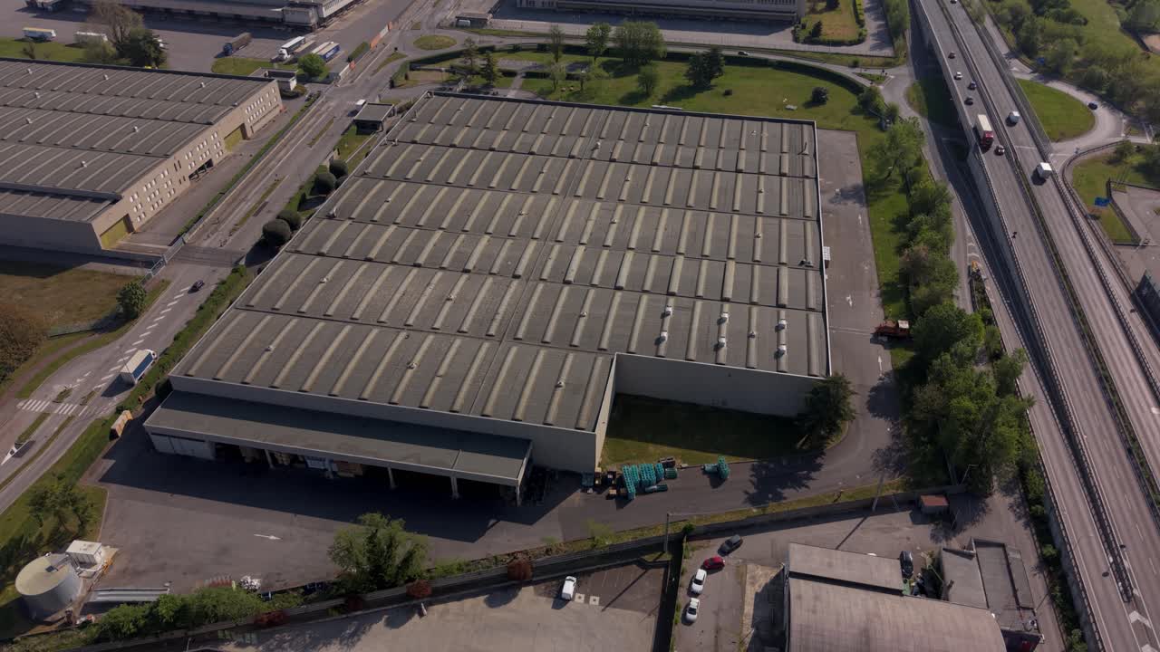 Luftfoto af et stort lager- og distributionscenter i Milanos industriområde, Italien. Moderne fragtopbevaring og forsyningskædeoperationer, der understøtter regional handel.