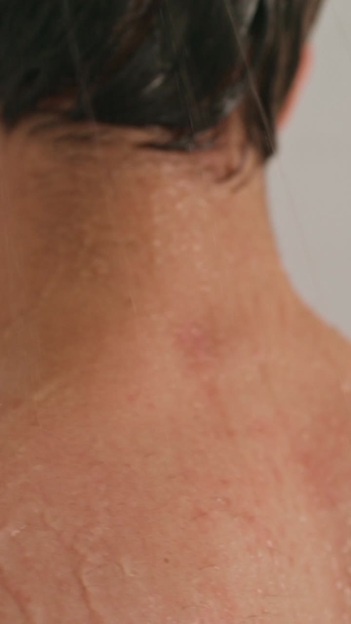 persona en una ducha