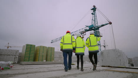 Gruppe-Von-Bauinspektoren-Auf-Der-Baustelle,-Rückansicht-Von-Bauingenieuren-Und-Inspektoren