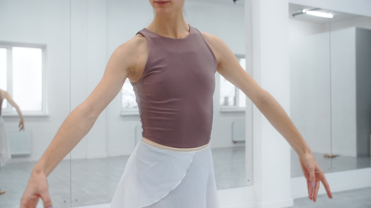 bailarín de ballet practicando en el estudio