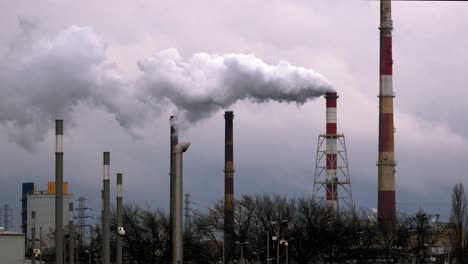 una chimenea humeante de refinería en gdansk, polonia