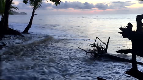 Amanecer-En-La-Playa-Con-Las-Olas-Entrando-Con-La-Marea-Alta-En-El-Océano-Pacífico-En-Panamá