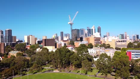 Breiter-Panoramablick-Auf-Die-Skyline-Der-Stadt-Perth-Mit-Turmbaukran-Und-Sportoval