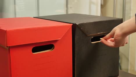 cajas de almacenamiento rojas y negras