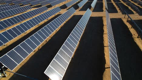 Vista-Lateral-Aérea-De-La-Granja-De-Paneles-Solares-En-El-Desierto-De-Mojave,-Concepto-Ambiental-Ecológico