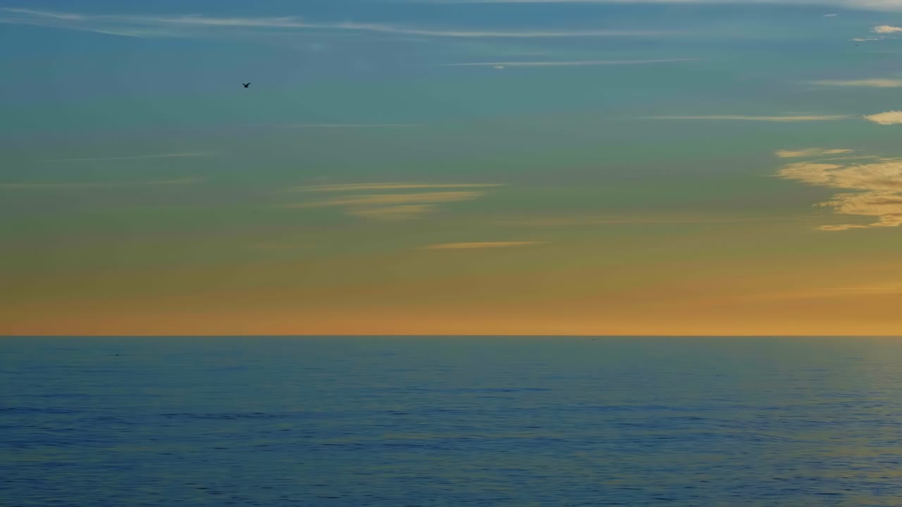 하늘에 흩어진 구름과 함께 일몰 동안 잔잔한 파도