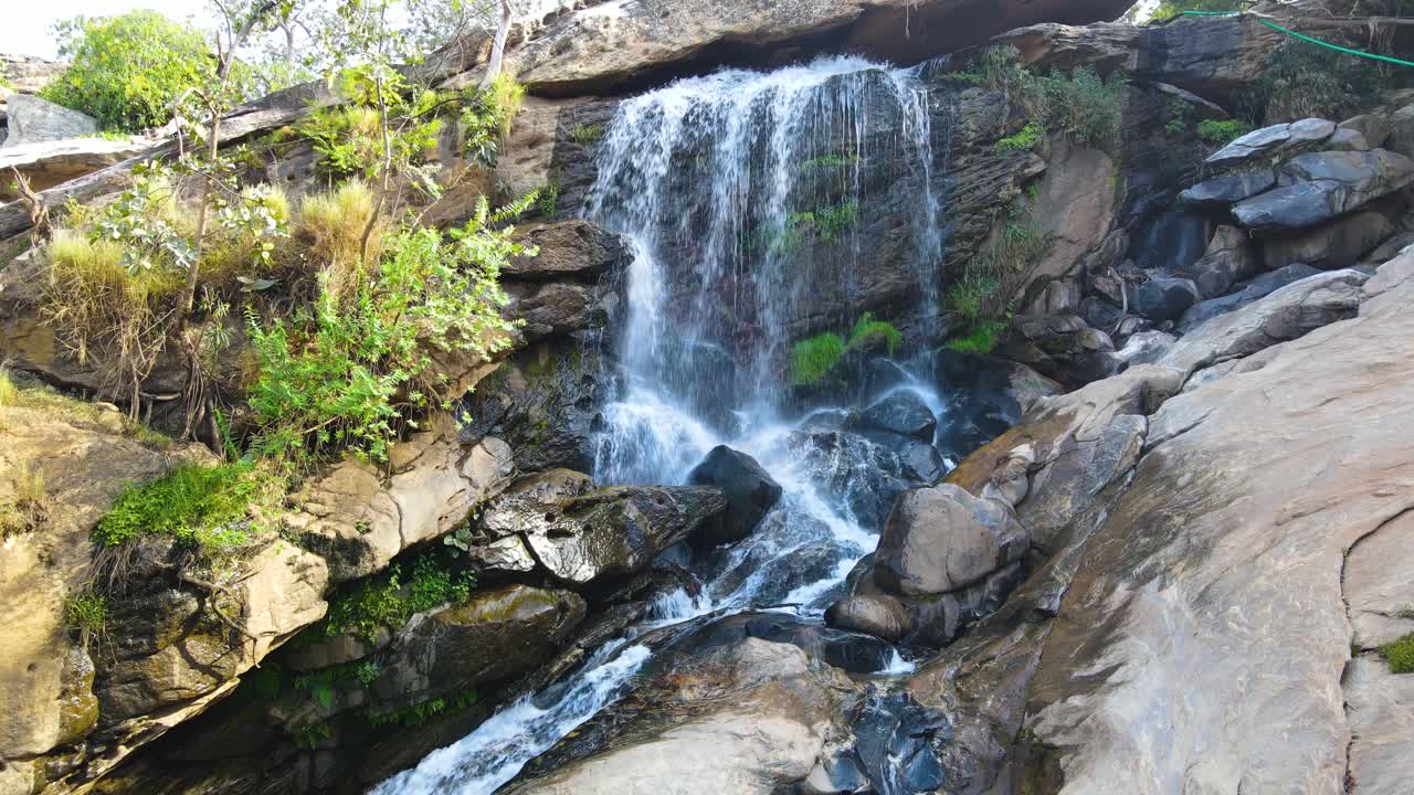 cascada en el norte de kenia