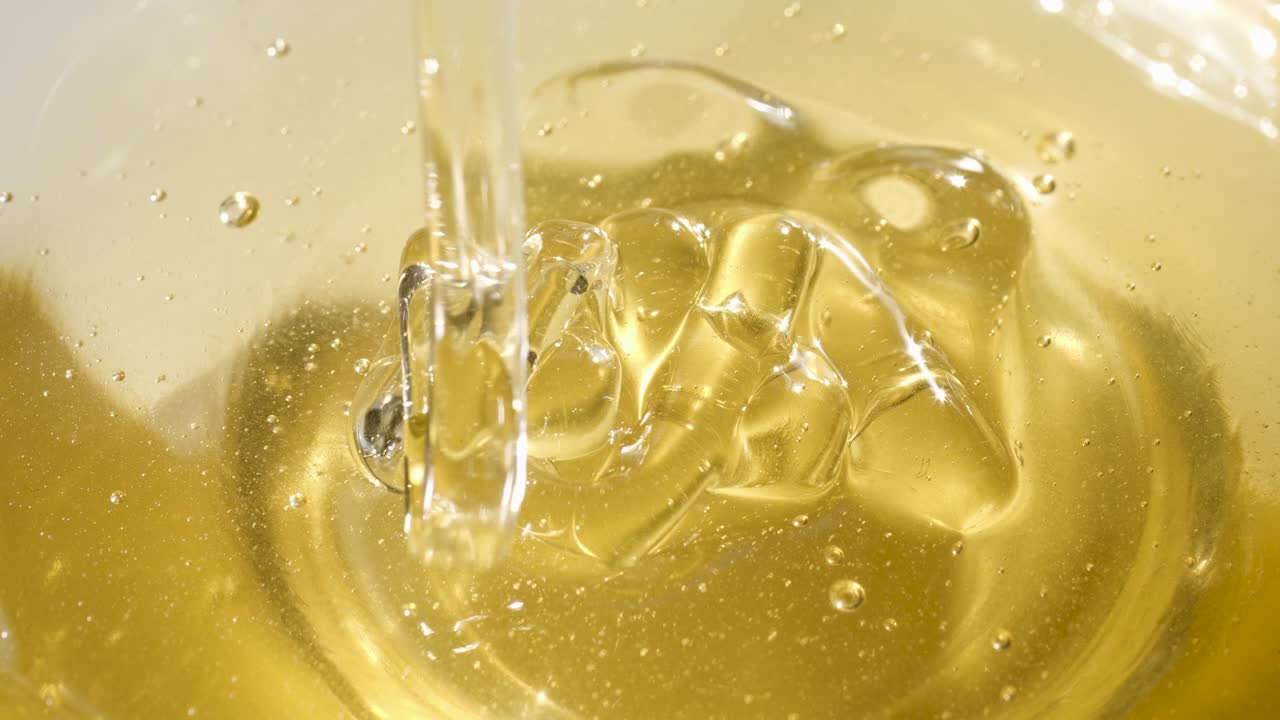 을 접시 에 부어 넣는다