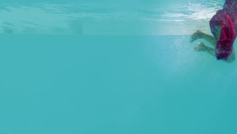 morena en vestido de noche buceando en la piscina
