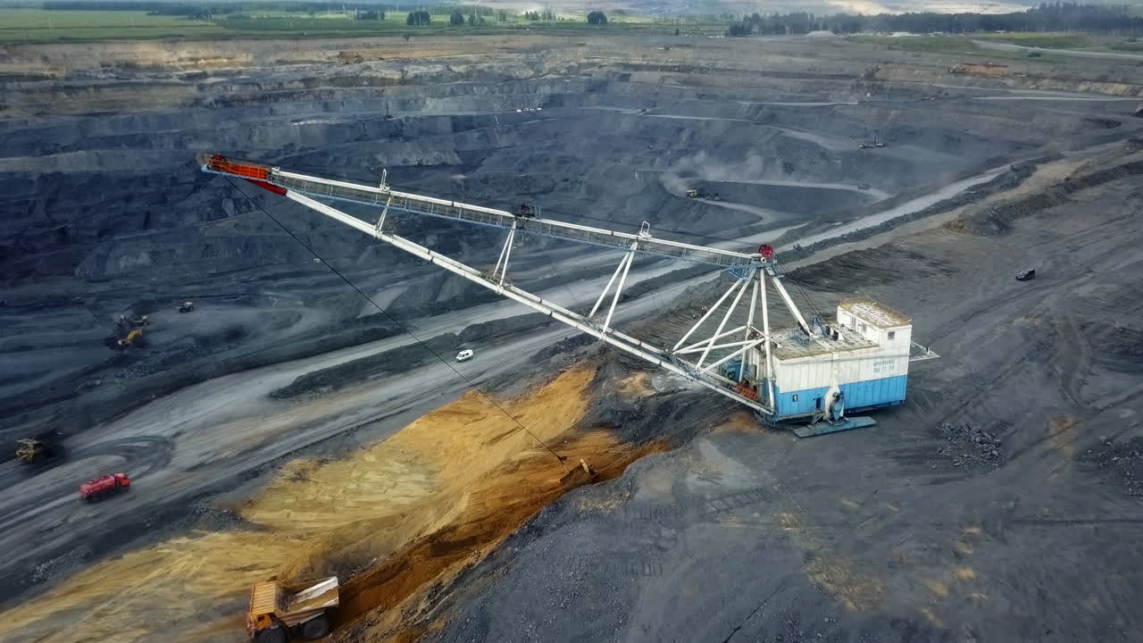 operaciones de extracción de carbón en una mina a cielo abierto