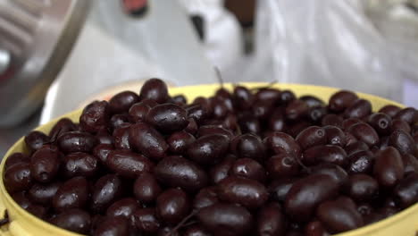 balde lleno de aceitunas negras