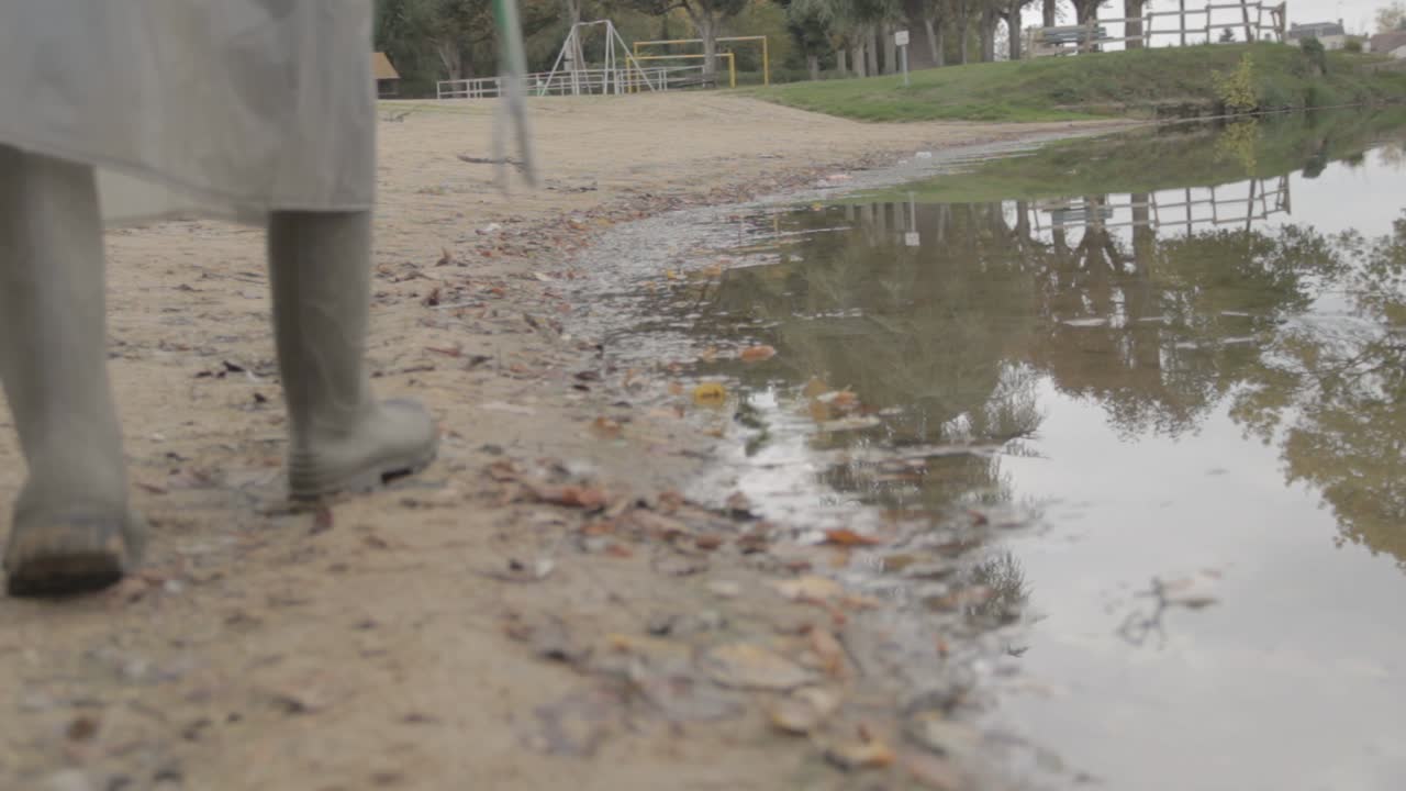 Voluntario realizando labores para la comunidad, recogiendo basura.