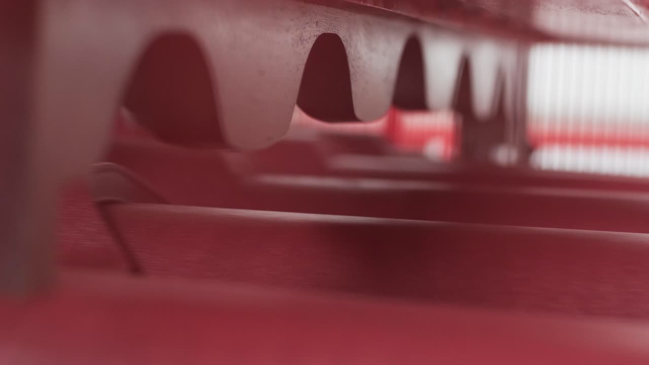 машина для формирования металлических листов на современном металлургическом заводе.