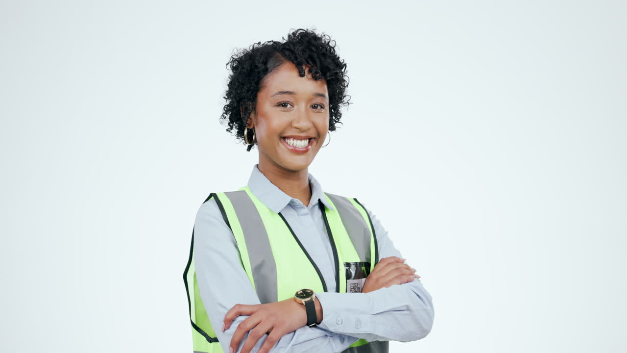 mujer, cara y brazos cruzados