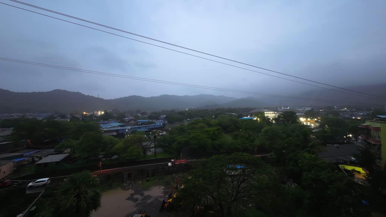 카시미라 초록색 언덕은 비가 오는 날 밤 시간표  ⁇ 바이의 넓은 전망