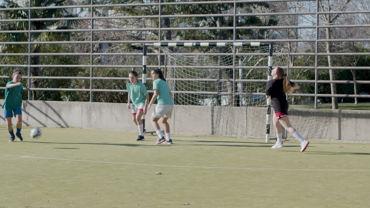 야외 경기장에서 축구를 하는 활동적인 소녀들