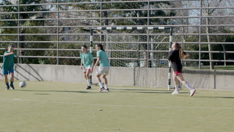 Aktive-Mädchen,-Die-Fußball-Auf-Freiluftplatz-Spielen